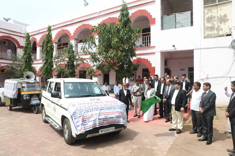 नेशनल लोक अदालत के प्रचार वाहनों को प्रधान जिला एवं सत्र न्यायाधीश श्री हुद्दार ने हरी झण्डी दिखाकर किया रवाना